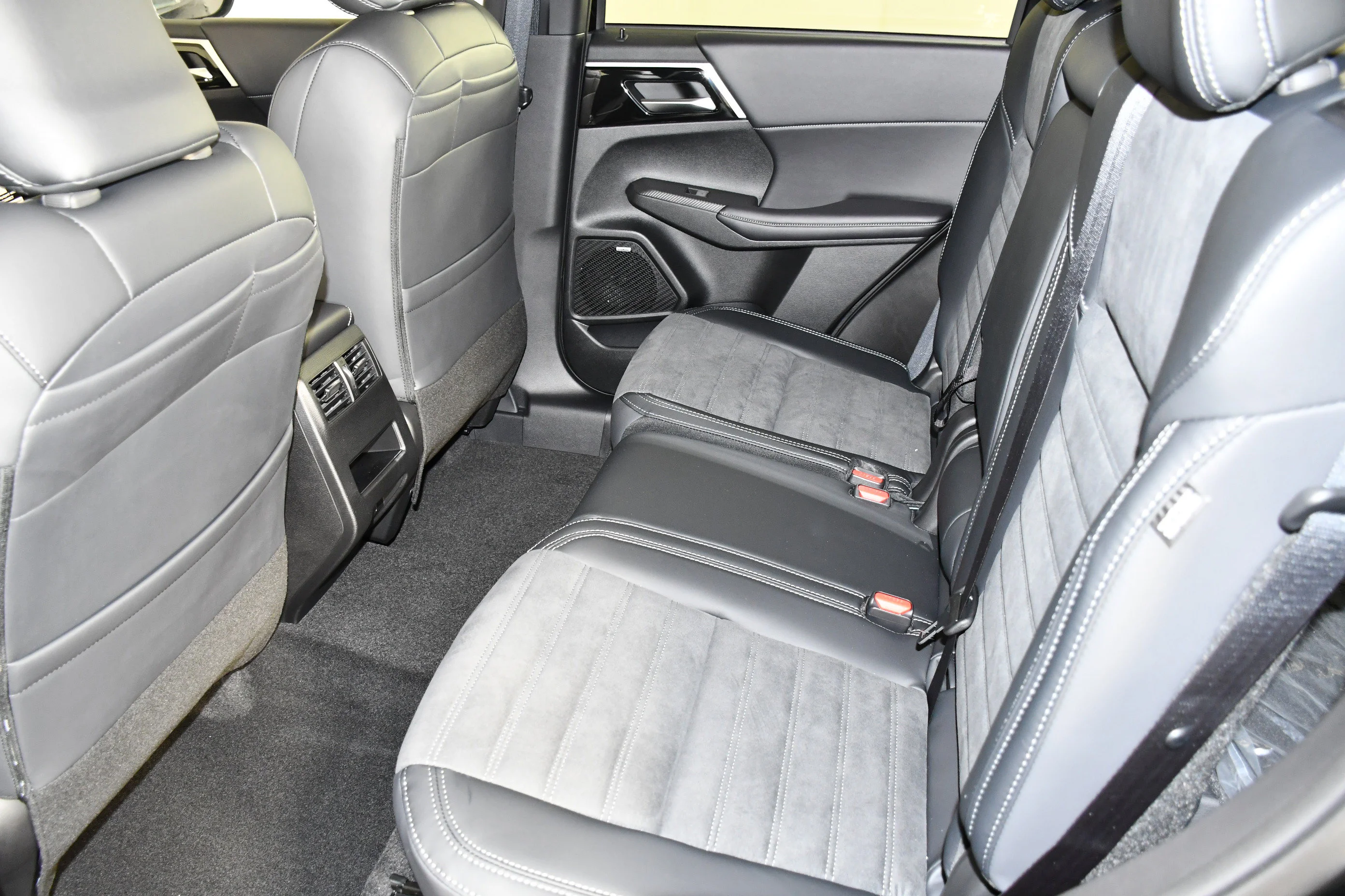 New 2026 Black Diamond Mitsubishi SE image 15