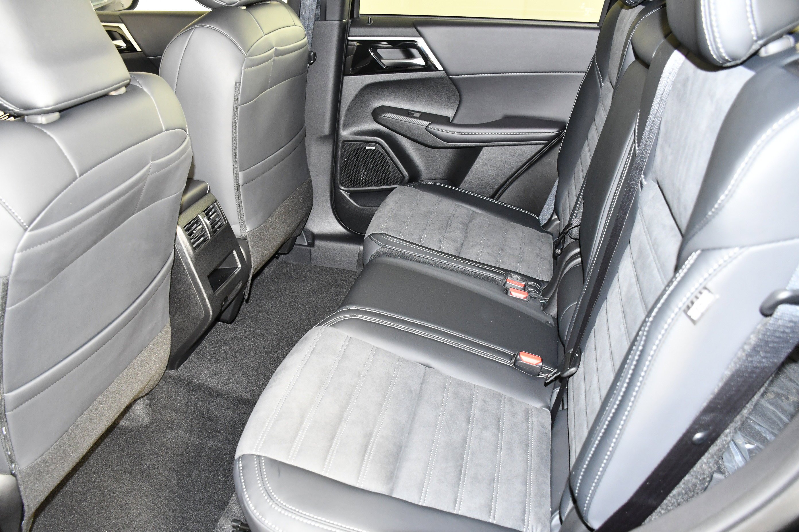 New 2026 Black Diamond Mitsubishi SE image 15