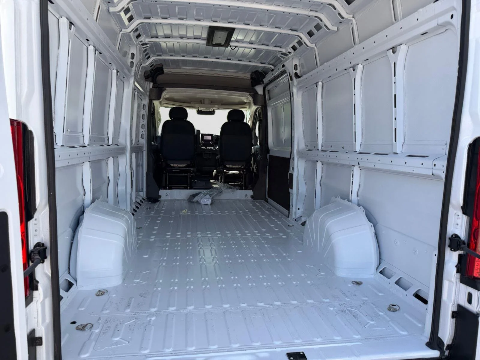 New 2026 Bright White Clear-Coat Exterior Paint RAM SLT 3500 High Roof Ext 159" WB image 19