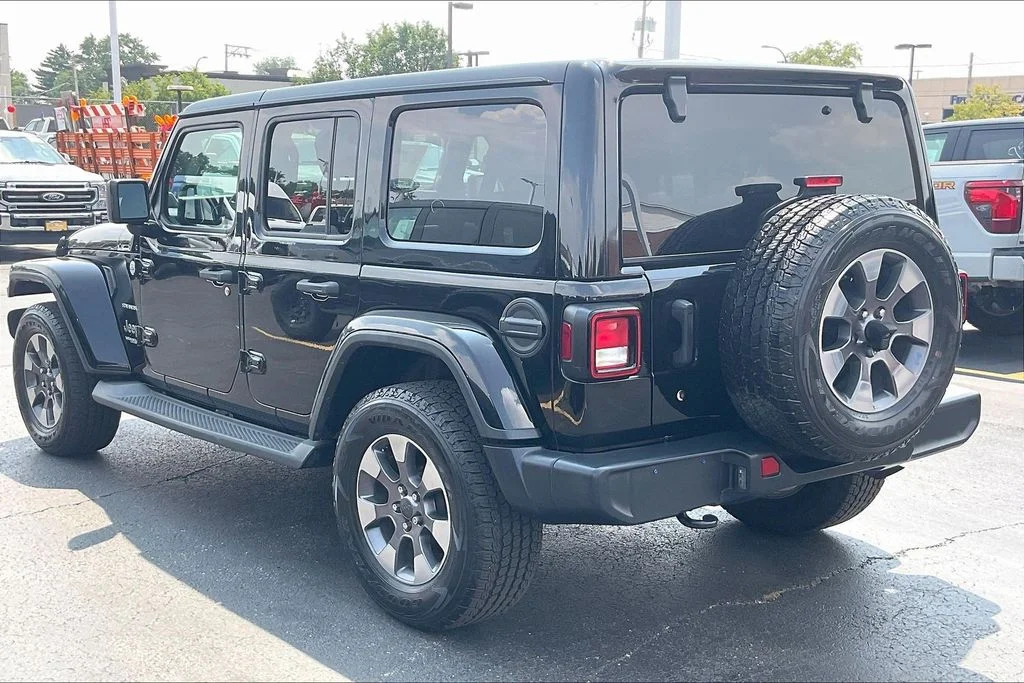 Used 2018 Black Jeep Unlimited Sahara image 9