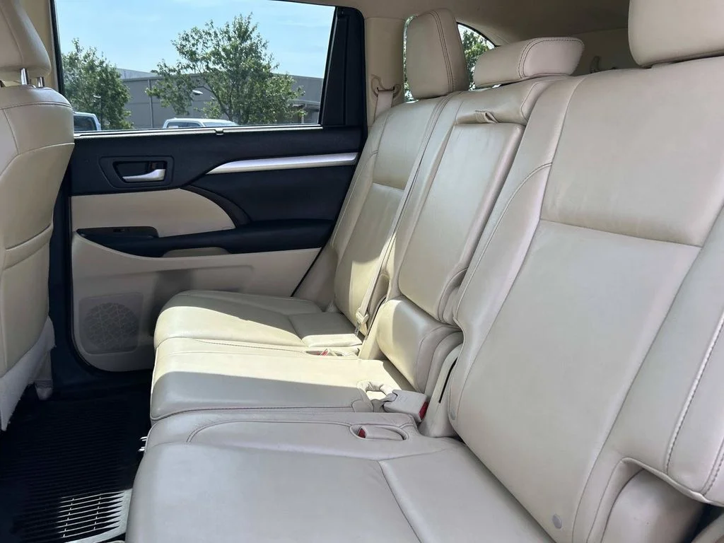 Used 2016 White Toyota XLE V6 image 15