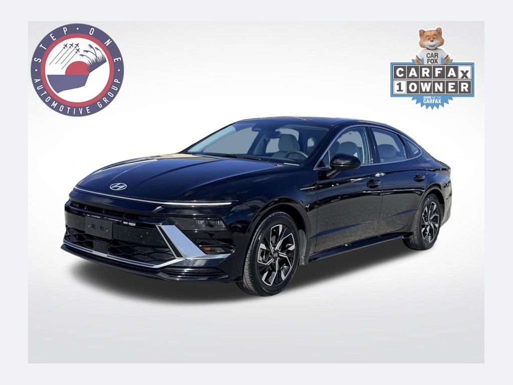Used 2025 Black Hyundai SEL image 1