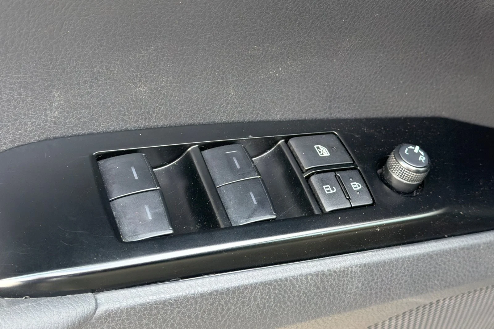 Used 2025  Toyota SE image 14