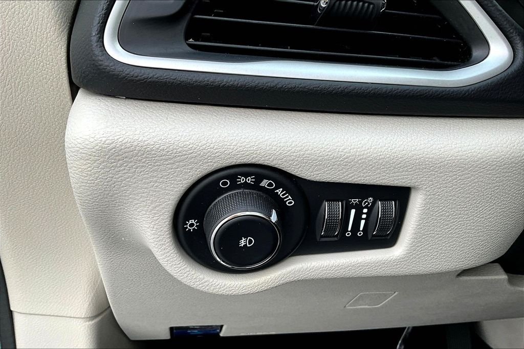 Used 2023 White Chrysler Touring L image 15