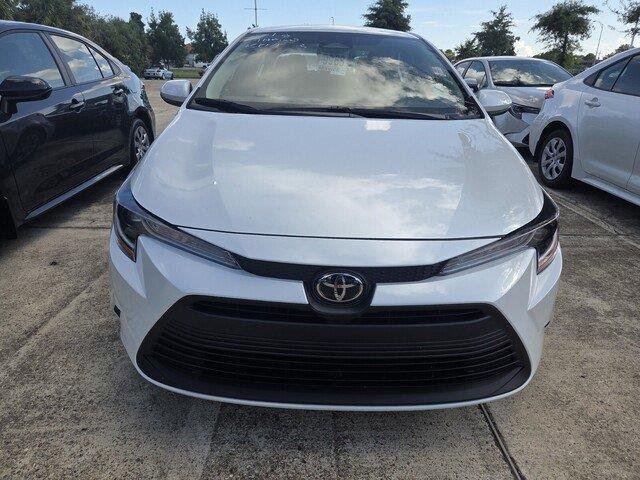 Used 2026 Wind Chill Pearl Toyota LE image 2