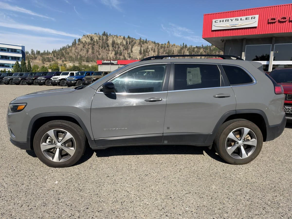 Used 2022 Grey Jeep Limited 4x4 image 3