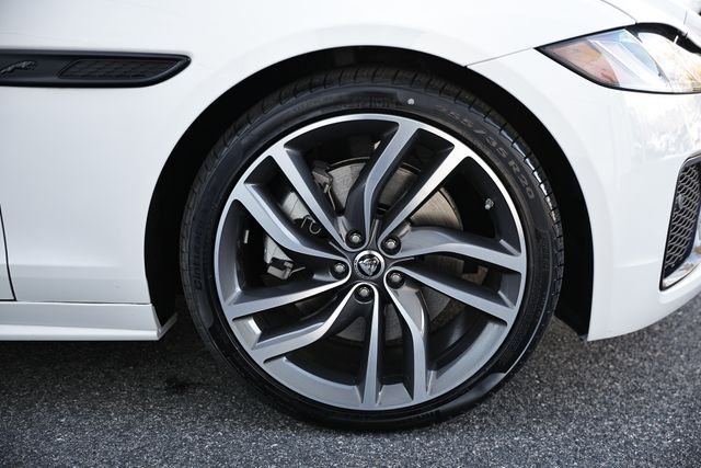 New 2024 Fuji White JAGUAR P300 R-DYNAMIC SE AWD image 16