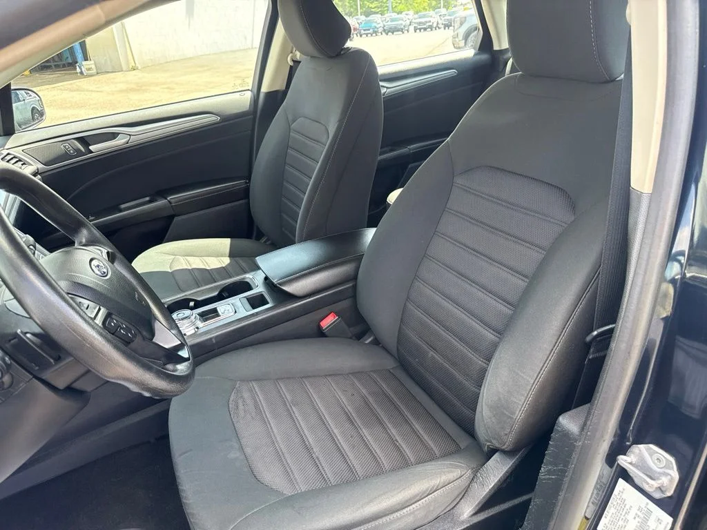 Used 2020 Blue Ford SE image 5