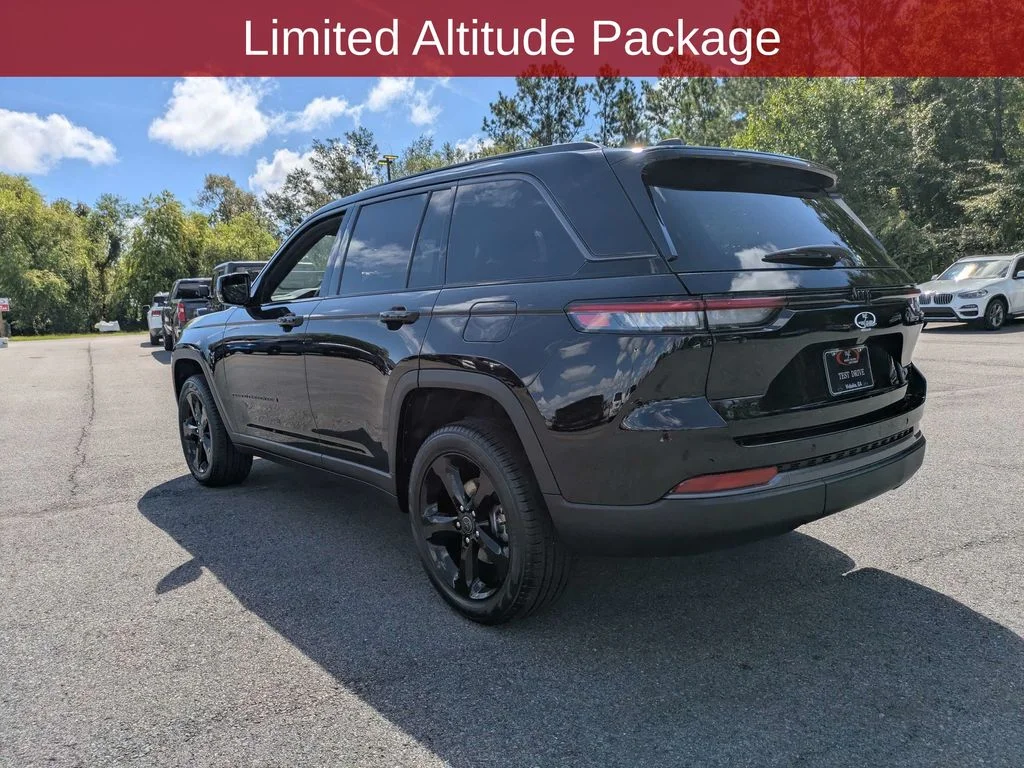 New 2027 High-Gloss Black Paint Jeep Limited image 8