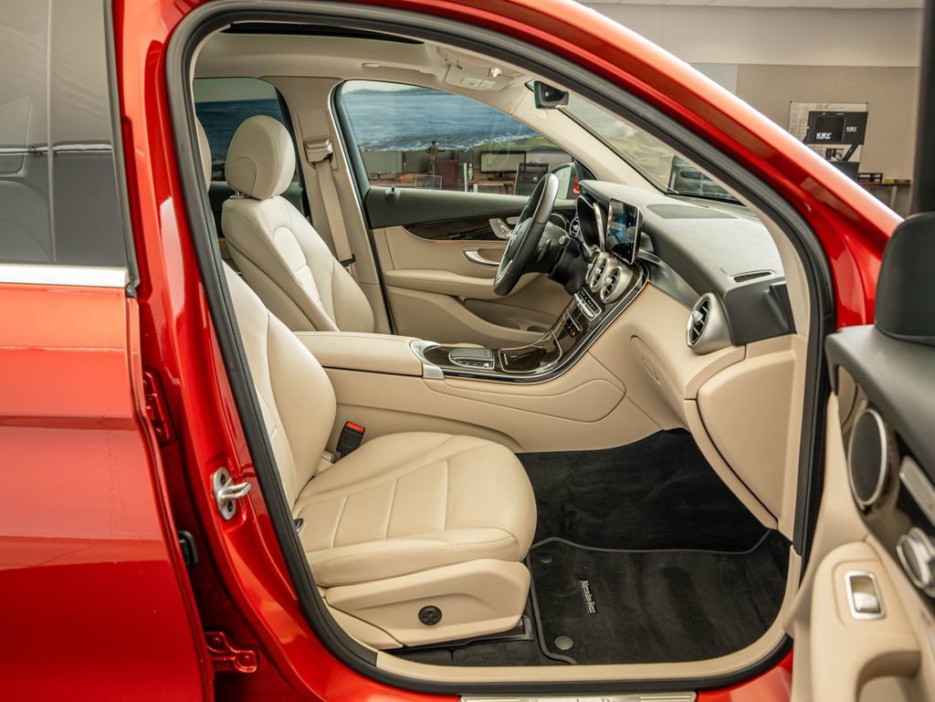 Used 2022 Manufaktur Cardinal Red Metallic Mercedes-Benz GLC 300 image 35