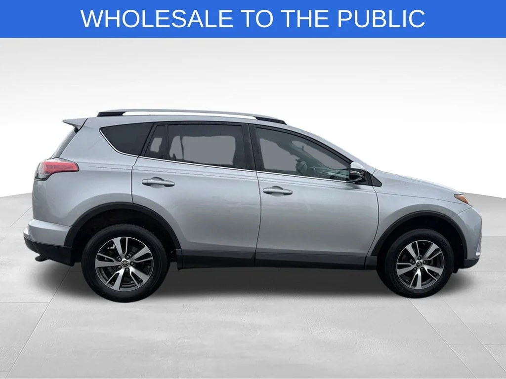 Used 2018 Silver Toyota XLE image 24