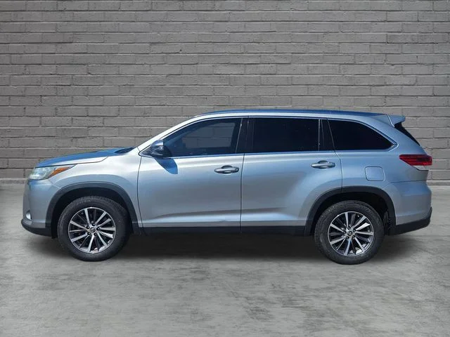 Used 2019 Silver Toyota XLE image 2