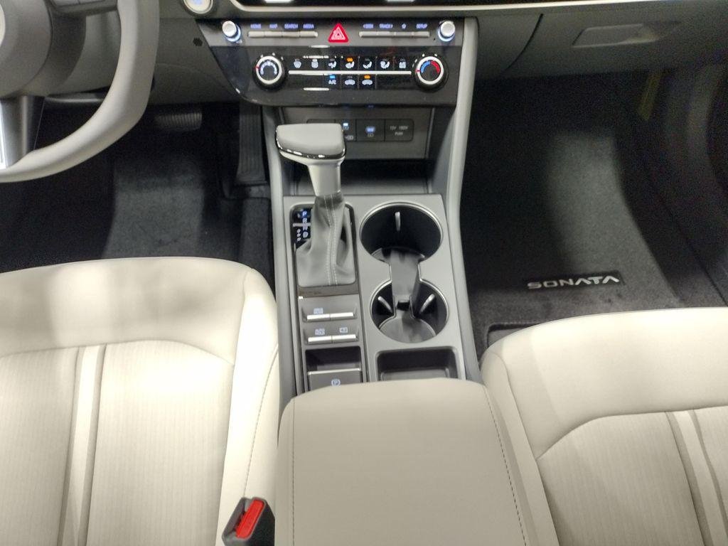 New 2026 White Hyundai SE image 32