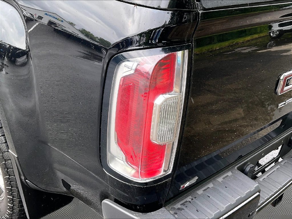 Used 2022 Black GMC AT4 w/Leather image 33