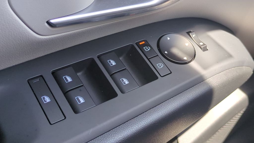 Used 2025 Green Hyundai SEL Convenience image 20