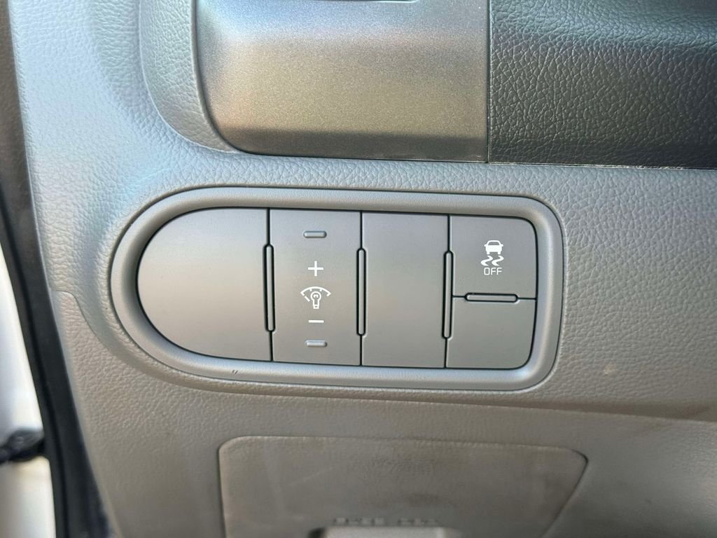 Used 2017 White Kia LX image 17