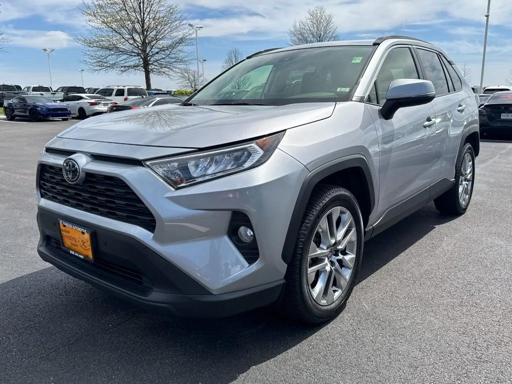 Used 2020 Silver Toyota XLE Premium image 8