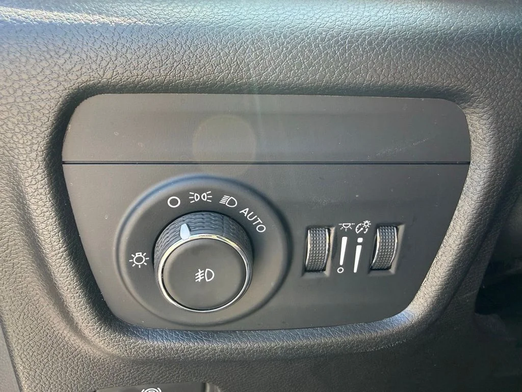 Used 2023 White/off-white Jeep Limited image 18
