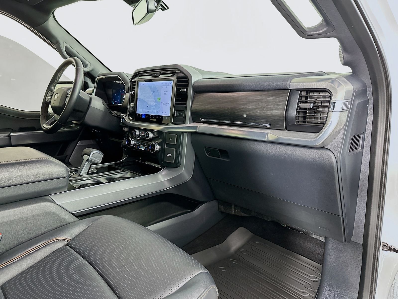 Used 2025 Oxford White Ford Lariat image 30