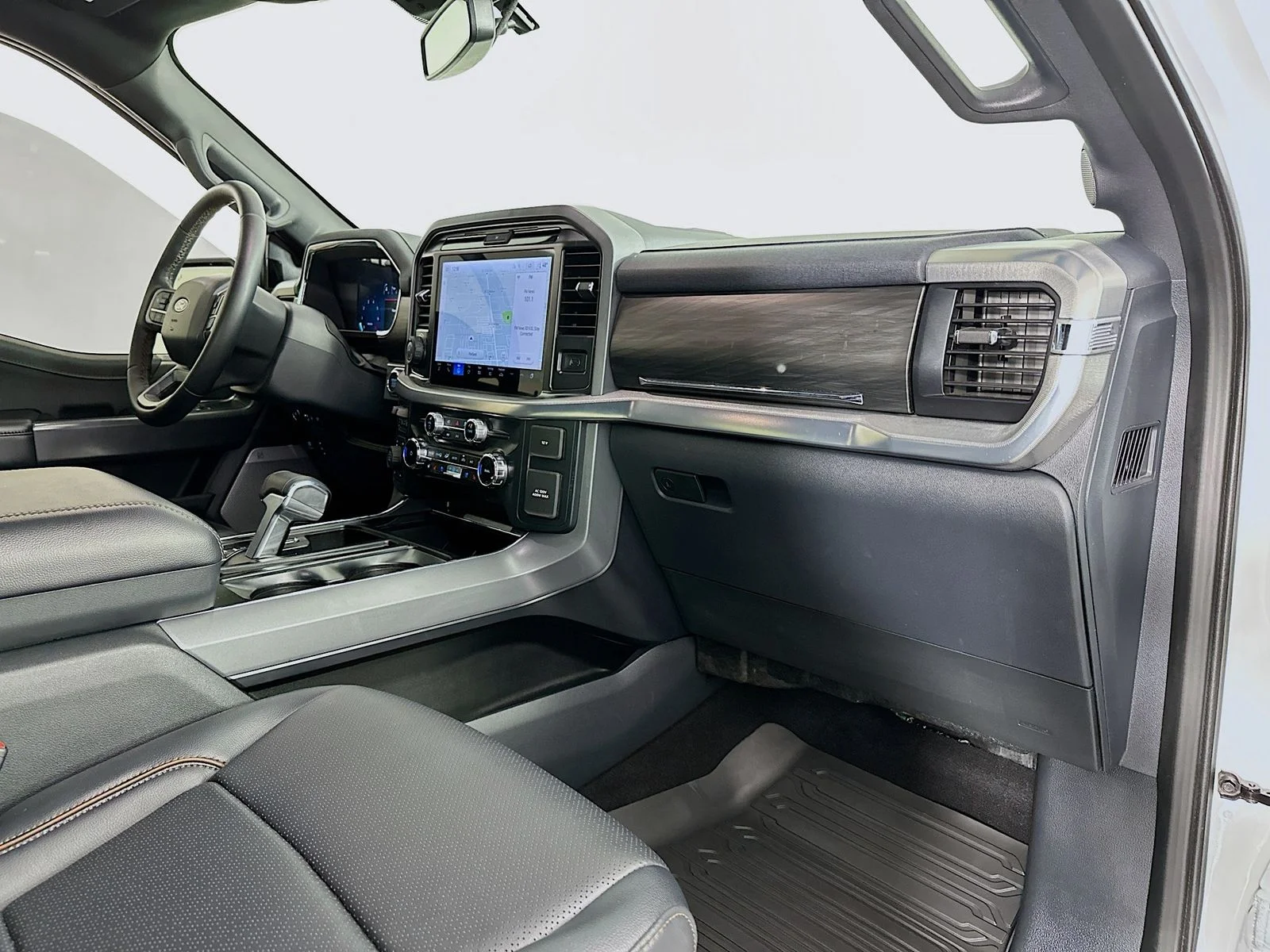 Used 2025 Oxford White Ford Lariat image 30