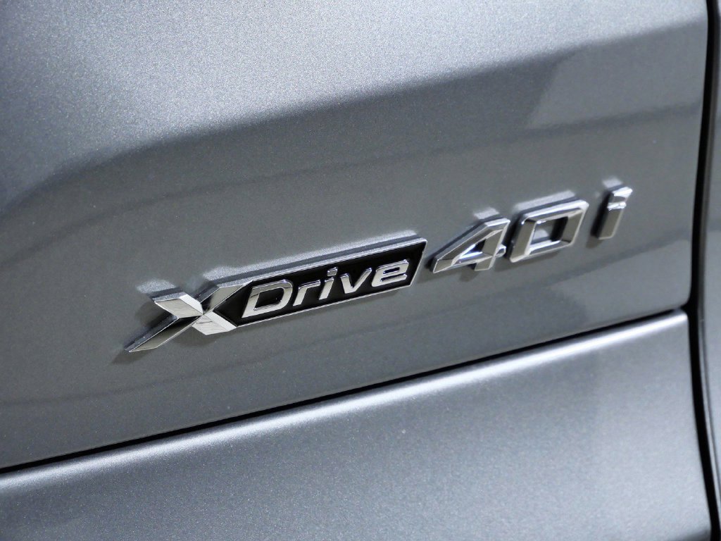 Used 2026 Skyscraper Grey Metallic BMW xDrive40i image 13