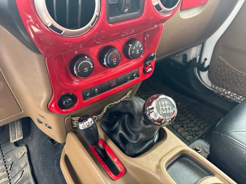 Used 2013 Bright White Jeep Unlimited Sahara image 15