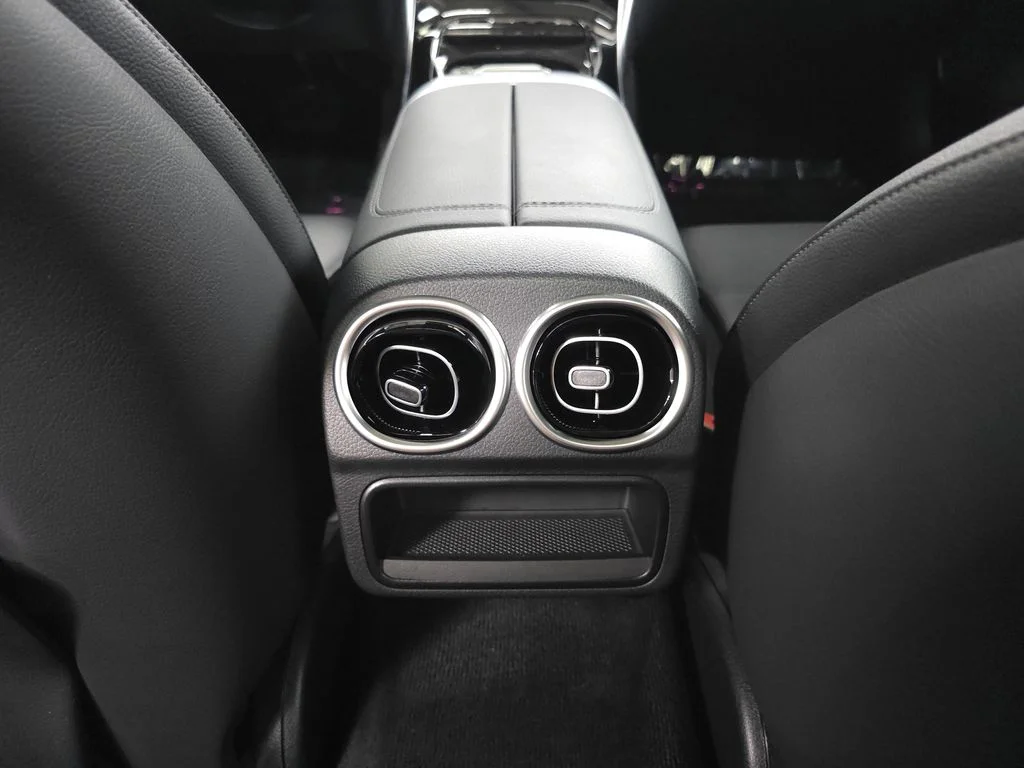 Used 2026  Mercedes-Benz C 300 image 24