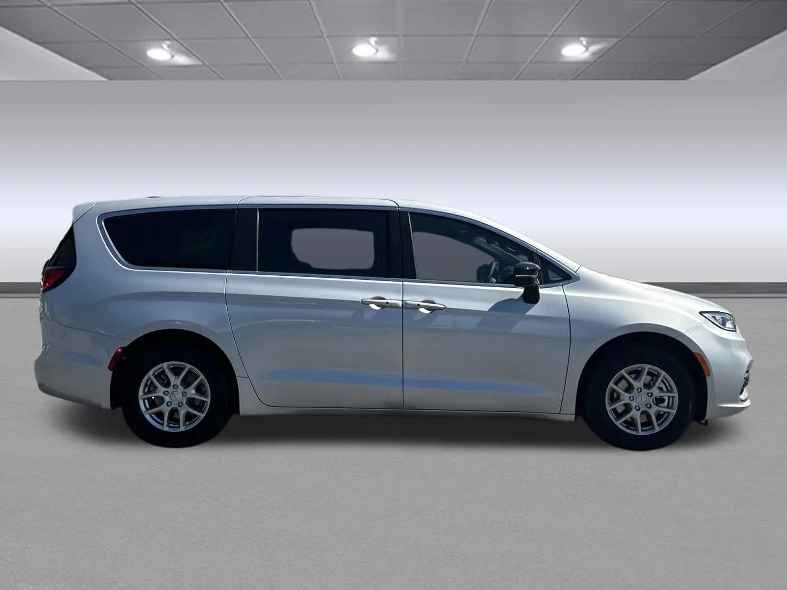 New 2026 Silver Mist Clear-Coat Exterior Paint Chrysler Select image 6