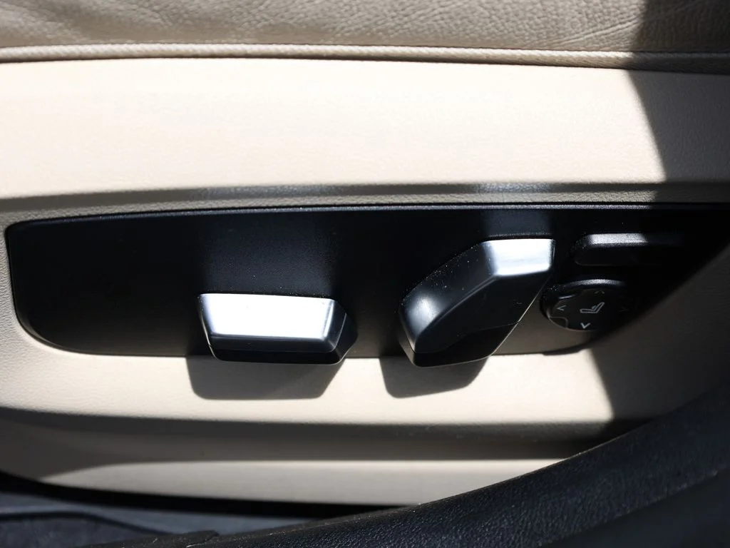 Used 2021 Gray BMW 530i xDrive image 18