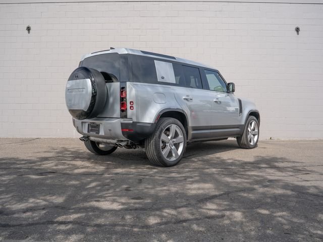 Used 2024  Land Rover SE image 7