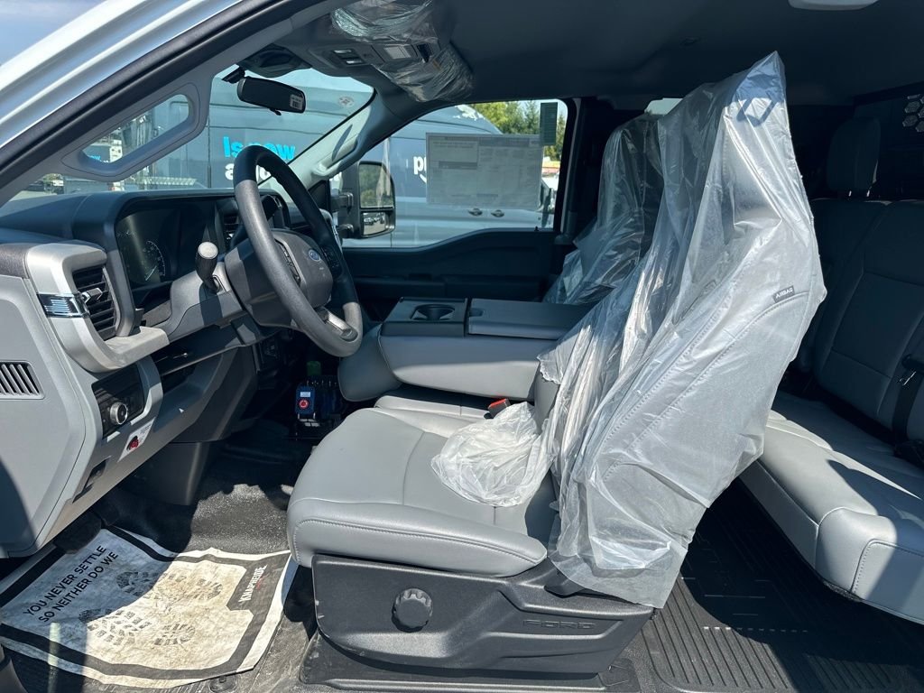 2025 Ford F-550 Super Duty Chassis Cab XL - Photo 10