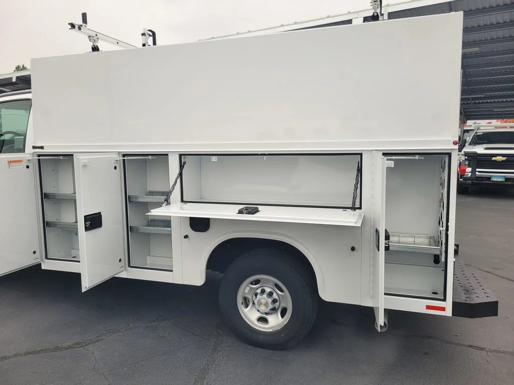 New 2025 Summit White Chevrolet 1WT image 8