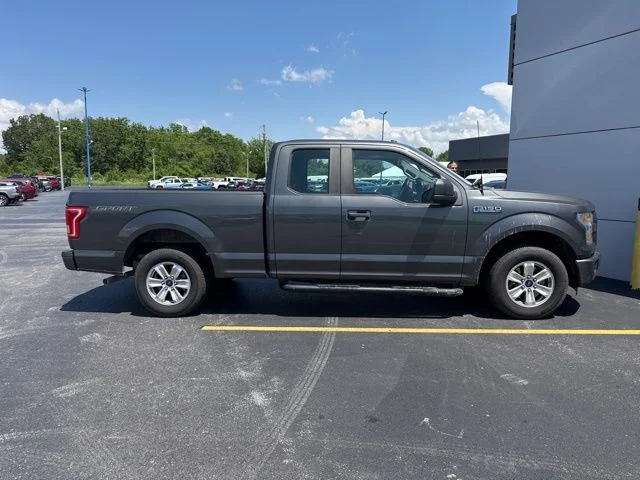 Used 2015 Magnetic Metallic Ford XL image 3