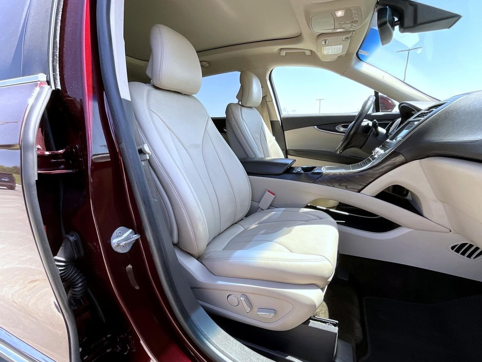 Used 2017 Red Lincoln Reserve image 16