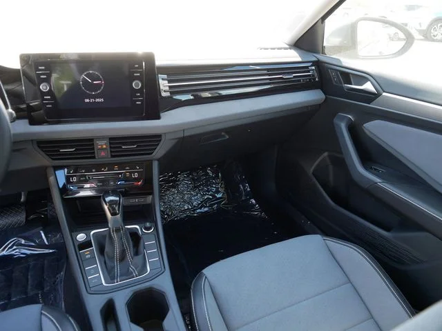 2025 Volkswagen Jetta SE - Photo 10