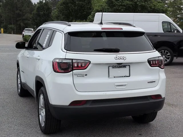 Used 2022 White Jeep Latitude image 5
