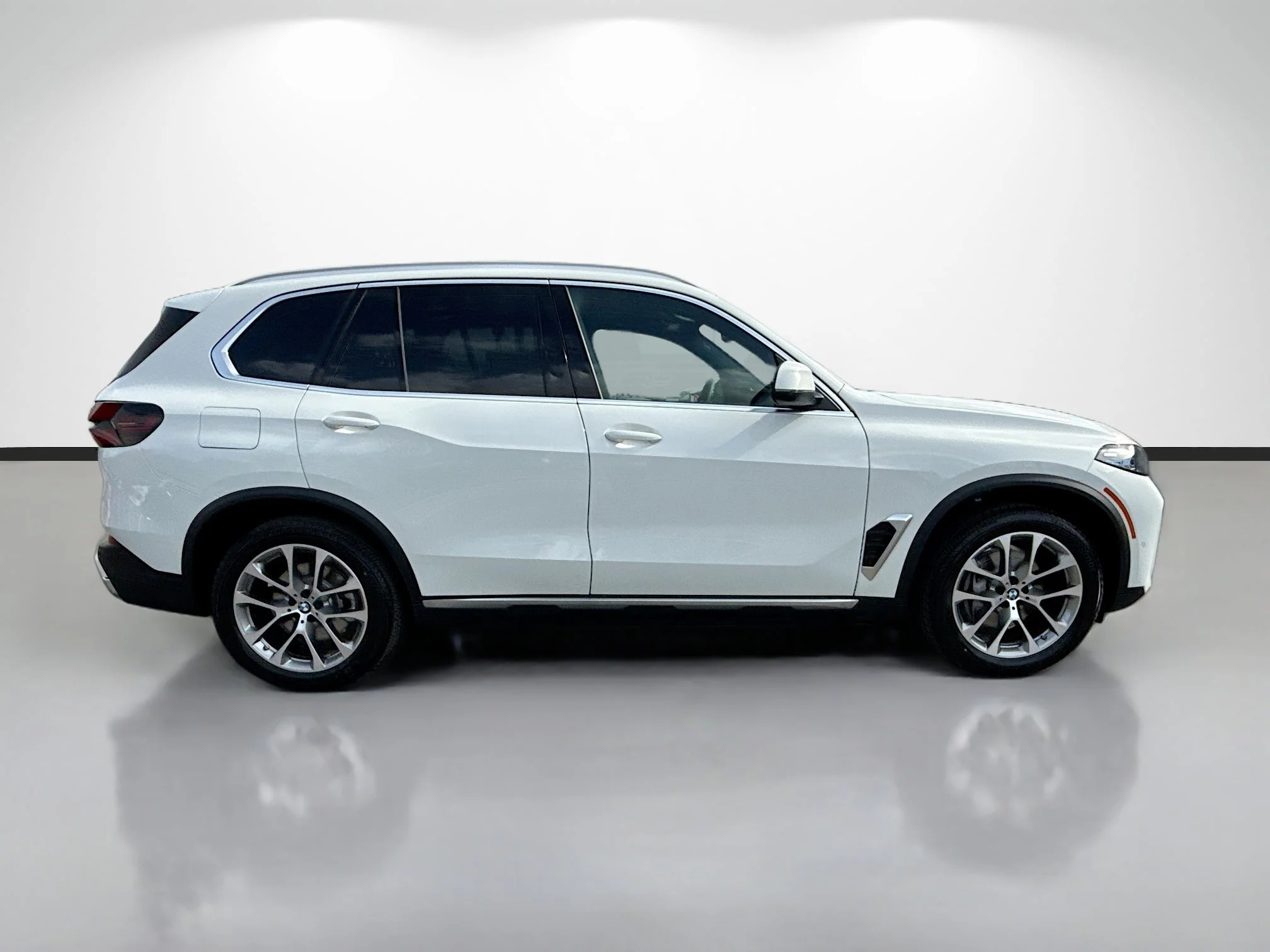 New 2026 Alpine White BMW sDrive40i image 2