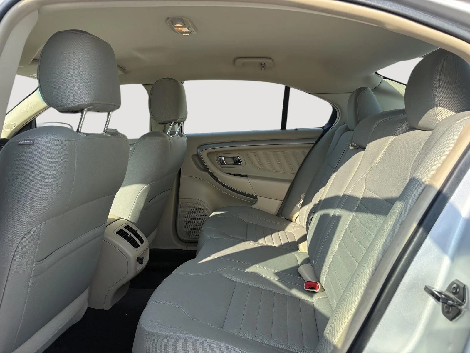 Used 2018  Ford SE FWD image 11