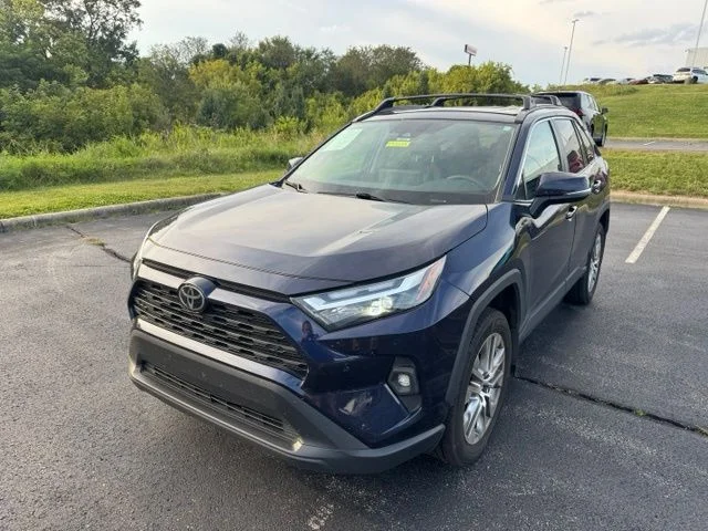Used 2024  Toyota XLE Premium image 7