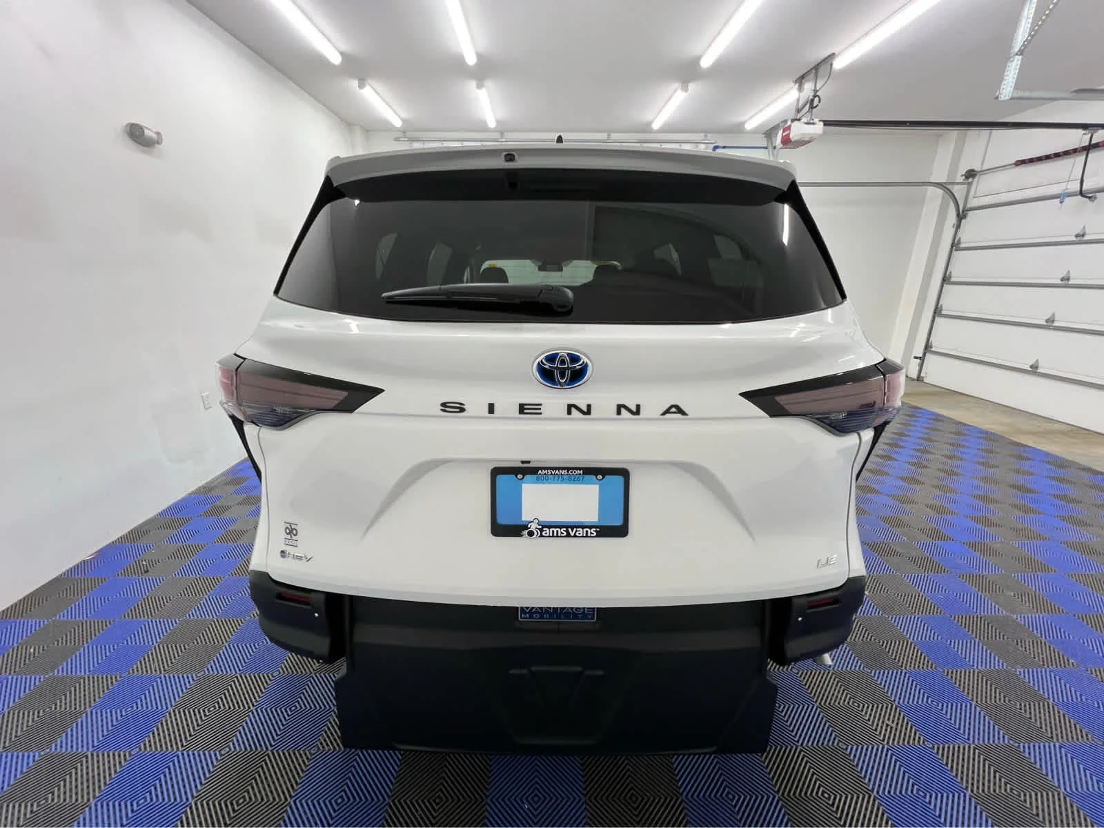 Used 2025 Ice Cap Toyota LE image 12