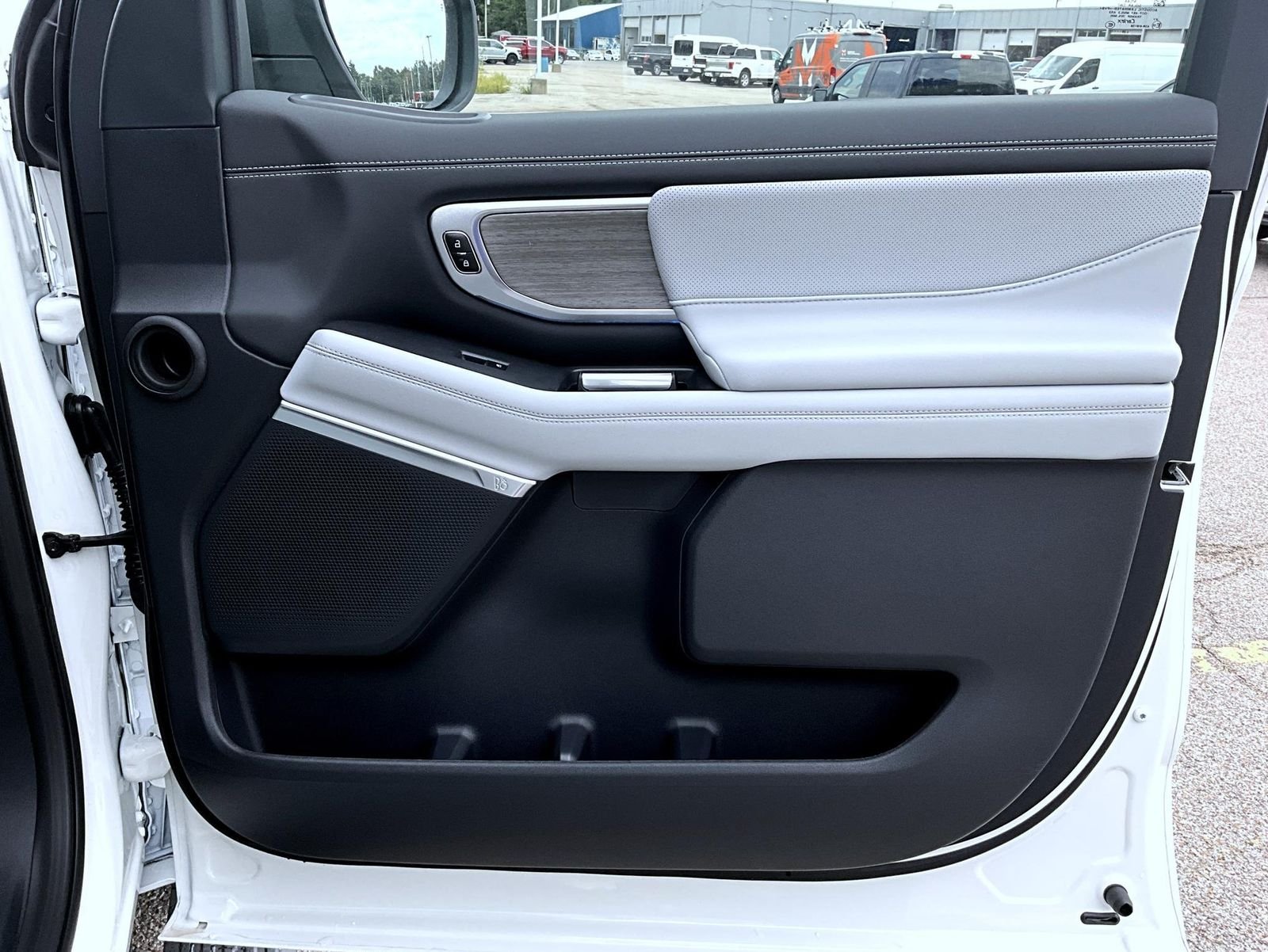 New 2027 Star White Metallic Tri-Coat Ford Platinum image 21