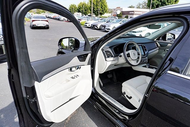 Used 2025 Black Volvo B6 Plus 6-Seater image 39