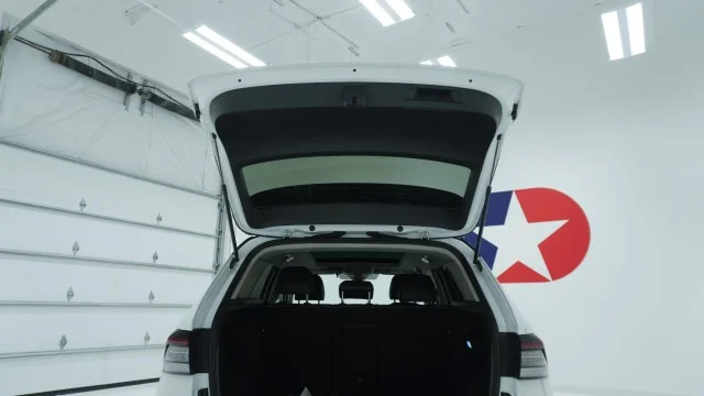 New 2026 Pure White w/Deep Black Roof Volkswagen SE Black image 8