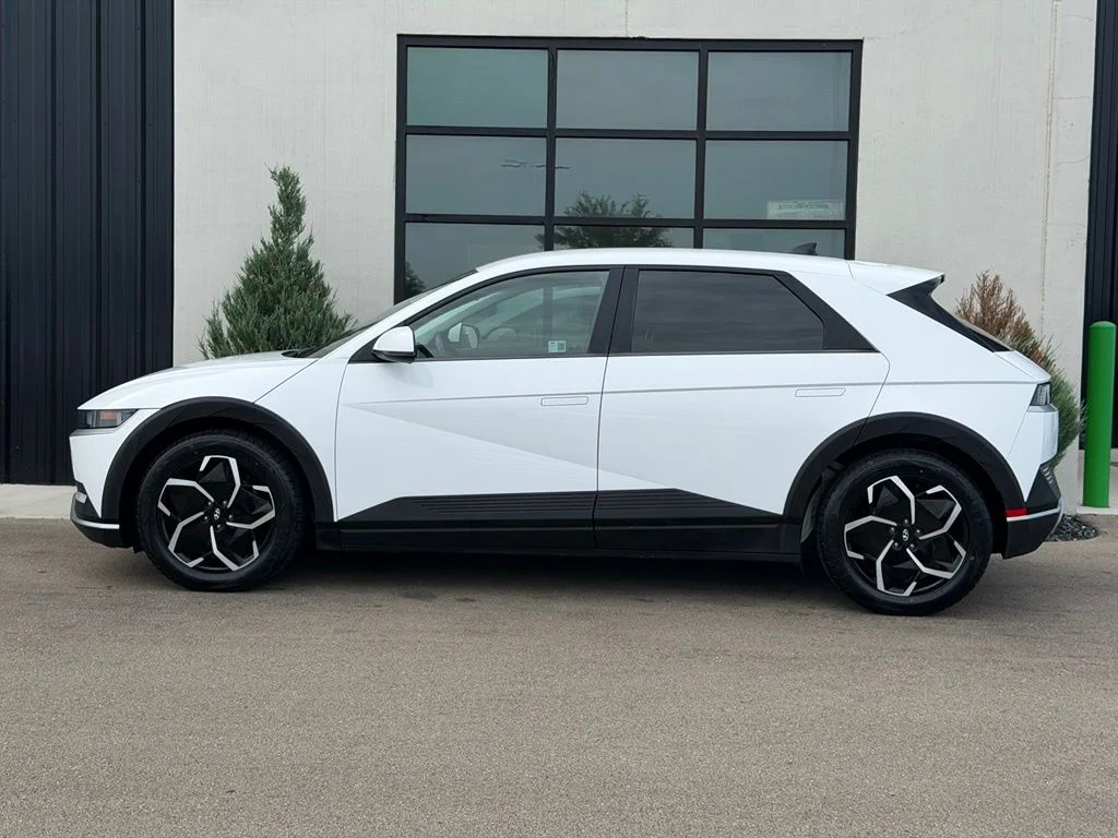 Used 2024 White Hyundai SEL image 2