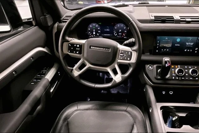 Used 2024 White Land Rover X-Dynamic SE image 4