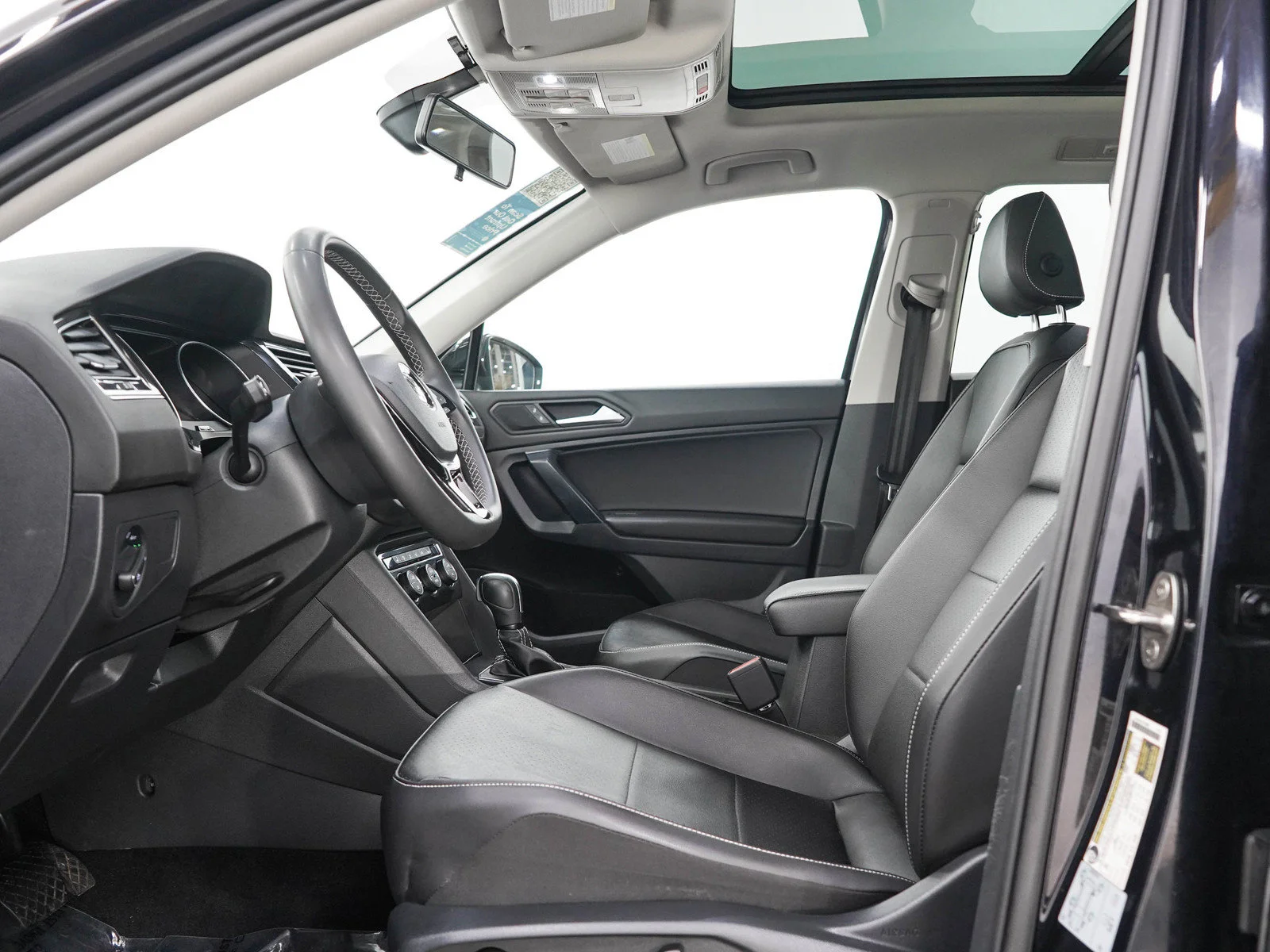 Used 2021  Volkswagen SE image 22