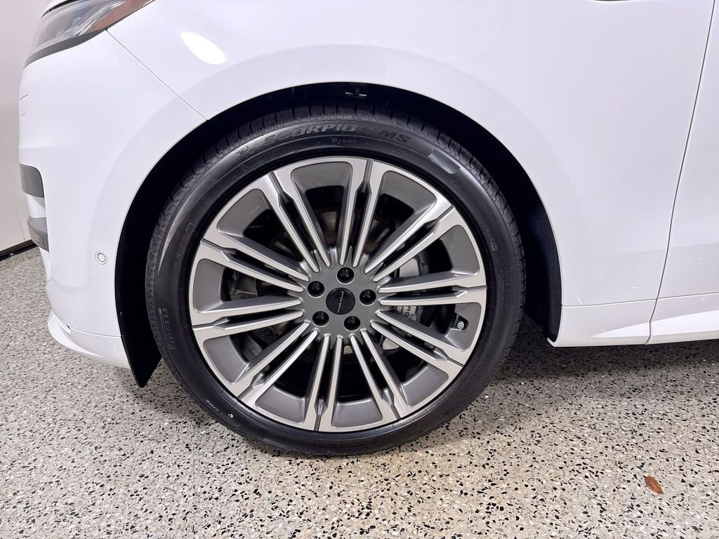 New 2026 Fuji White Land Rover Dynamic SE image 10
