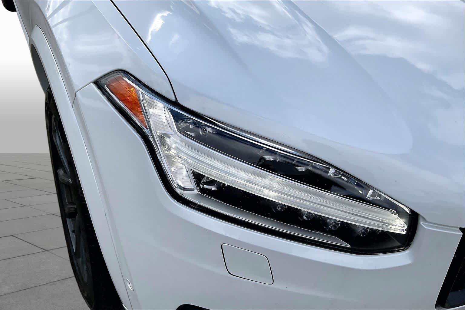 Used 2019 Crystal White Pearl Metallic Volvo Momentum image 27