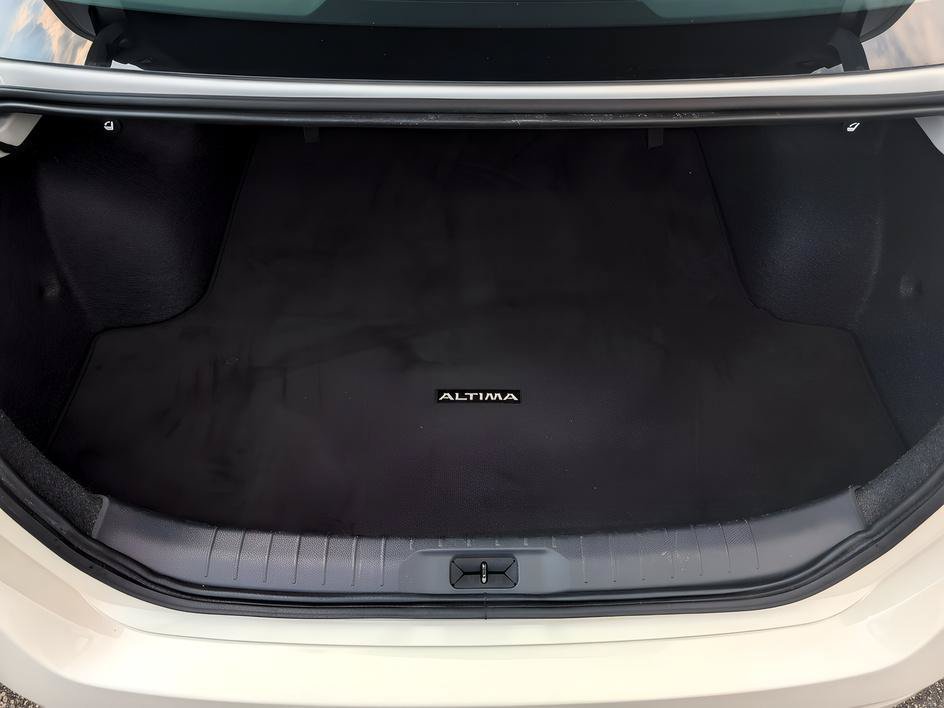 Used 2025 Pearl White Tricoat Nissan SR image 26