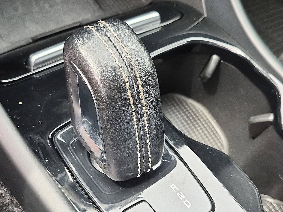 Used 2019  Volvo R-Design image 26
